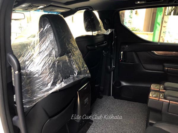 வாடிக்கையாளர்களுக்கு ஸ்பெஷல் தரிசனம் கொடுத்த டொயோட்டா வெல்ஃபயர் எம்பிவி கார் !!