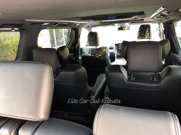 வாடிக்கையாளர்களுக்கு ஸ்பெஷல் தரிசனம் கொடுத்த டொயோட்டா வெல்ஃபயர் எம்பிவி கார் !!