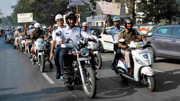 அபராதம் விதித்த போலீசாரை பழிக்கு பழி வாங்கிய எலெக்ட்ரீசியன்... மிரட்டலான செயலை அசால்ட்டாக செய்தார்!! அபராதம் விதித்த போலீசாரை பழிக்கு பழி வாங்கிய எலெக்ட்ரீசியன்... மிரட்டலான செயலை அசால்ட்டாக செய்தார்!!
