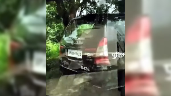 எல்கேஜி பசங்களை போல் சண்டை போட்ட போலீஸ்காரர்கள்! காரணத்தை கேட்டு விழுந்து விழுந்து சிரிக்கும் மக்கள்