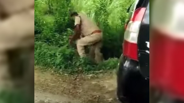 எல்கேஜி பசங்களை போல் சண்டை போட்ட போலீஸ்காரர்கள்! காரணத்தை கேட்டு விழுந்து விழுந்து சிரிக்கும் மக்கள்