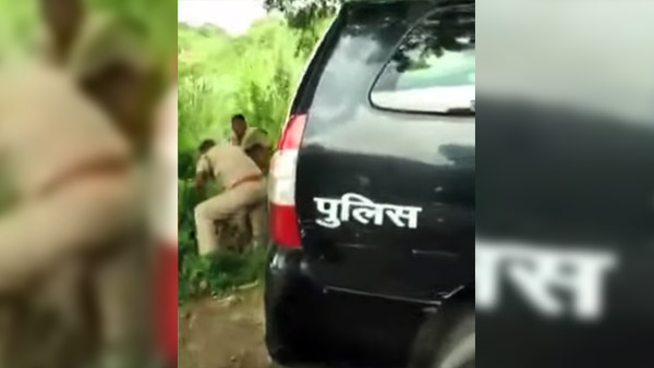 எல்கேஜி பசங்களை போல் சண்டை போட்ட போலீஸ்காரர்கள்! காரணத்தை கேட்டு விழுந்து விழுந்து சிரிக்கும் மக்கள்