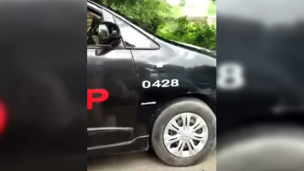 எல்கேஜி பசங்களை போல் சண்டை போட்ட போலீஸ்காரர்கள்! காரணத்தை கேட்டு விழுந்து விழுந்து சிரிக்கும் மக்கள்