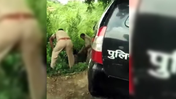 எல்கேஜி பசங்களை போல் சண்டை போட்ட போலீஸ்காரர்கள்! காரணத்தை கேட்டு விழுந்து விழுந்து சிரிக்கும் மக்கள்