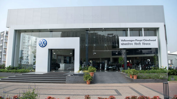 இழுத்து மூடப்படும் ஷோரூம்கள்... கொத்து கொத்தாக வீட்டுக்கு அனுப்பப்படும் பணியாளர்கள்!