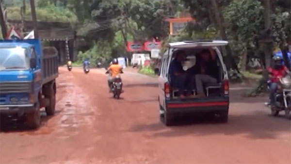 வாய்ல சொன்னா கேக்க மாட்டாங்க... ரோடு போடாத அதிகாரிகளை அலற விட்ட மக்கள்... இந்த ட்ரீட்மெண்ட் புதுசு