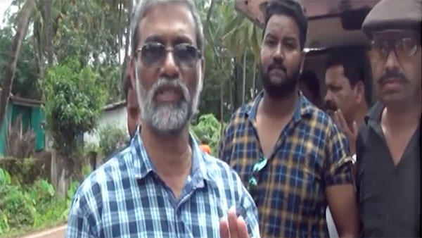 வாய்ல சொன்னா கேக்க மாட்டாங்க... ரோடு போடாத அதிகாரிகளை அலற விட்ட மக்கள்... இந்த ட்ரீட்மெண்ட் புதுசு