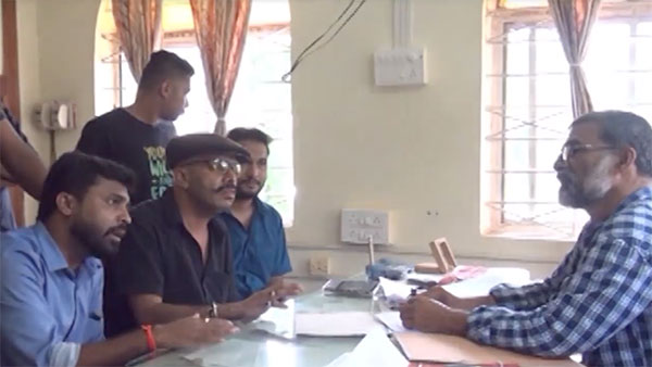 வாய்ல சொன்னா கேக்க மாட்டாங்க... ரோடு போடாத அதிகாரிகளை அலற விட்ட மக்கள்... இந்த ட்ரீட்மெண்ட் புதுசு