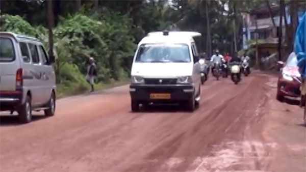 வாய்ல சொன்னா கேக்க மாட்டாங்க... ரோடு போடாத அதிகாரிகளை அலற விட்ட மக்கள்... இந்த ட்ரீட்மெண்ட் புதுசு