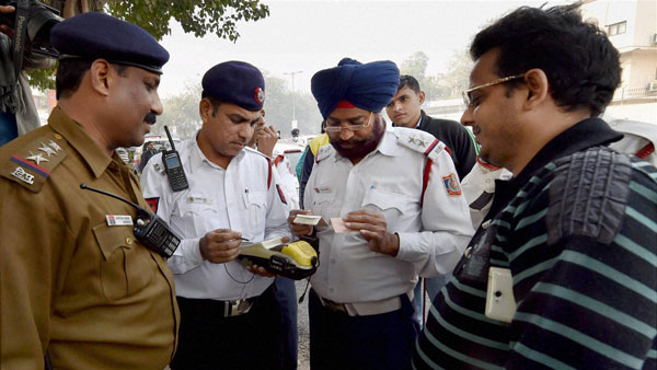 இப்படியும் போலீஸார்கள் செய்வார்களா..? மிகவும் வித்தியாசமான அபராத முறையை கையாளும் காவலர்கள்!