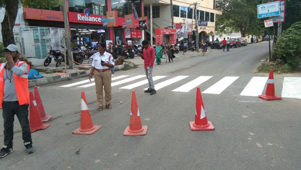 வேற லெவல்... மகள் பள்ளிக்கு செல்லும் சமயத்தில் போலீஸ் அவதாரம் எடுக்கும் பெண்... எதற்காக தெரியுமா?