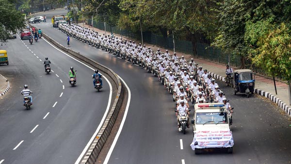 வேற லெவல்... மகள் பள்ளிக்கு செல்லும் சமயத்தில் போலீஸ் அவதாரம் எடுக்கும் பெண்... எதற்காக தெரியுமா?