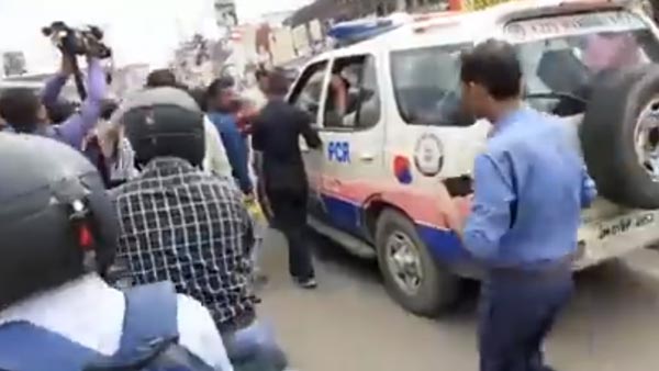 போக்குவரத்து விதியை மீறிய போலீசார்... அடுத்து நடந்தது என்ன?