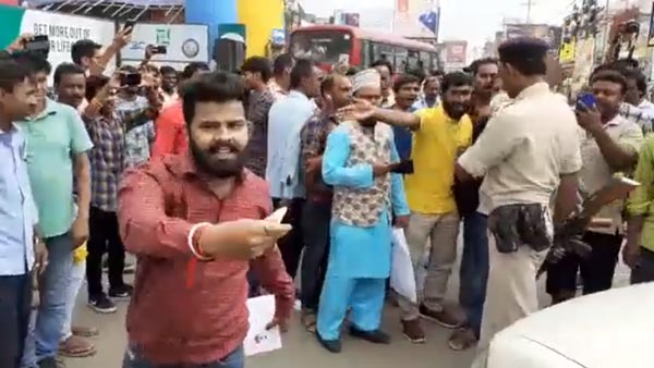 போக்குவரத்து விதியை மீறிய போலீசார்... அடுத்து நடந்தது என்ன?