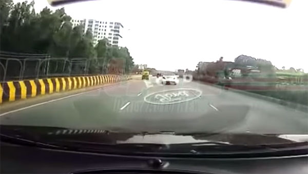 ஹாலிவுட் திரைப்படங்களை விஞ்சும் விபத்து... அசால்டாக சீல் பெல்டை கழட்டி வெளியேறிய டிரைவர்... திக்திக் வீடியோ காட்சி!