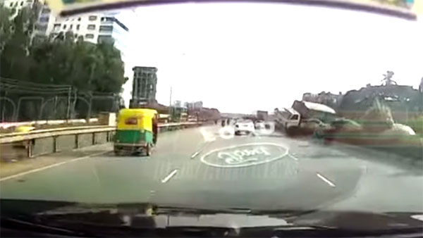 ஹாலிவுட் திரைப்படங்களை விஞ்சும் விபத்து... அசால்டாக சீல் பெல்டை கழட்டி வெளியேறிய டிரைவர்... திக்திக் வீடியோ காட்சி!