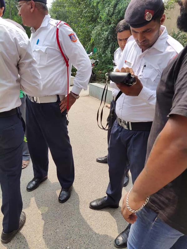 பைக்கில் பாடல் கேட்டதற்காக லைசென்ஸ் பறிமுதல்: விலையுயர்ந்த பைக்கின் உரிமையாளர் வேதனை... இதெல்லாம் ரொம்ப ஓவருங்க!