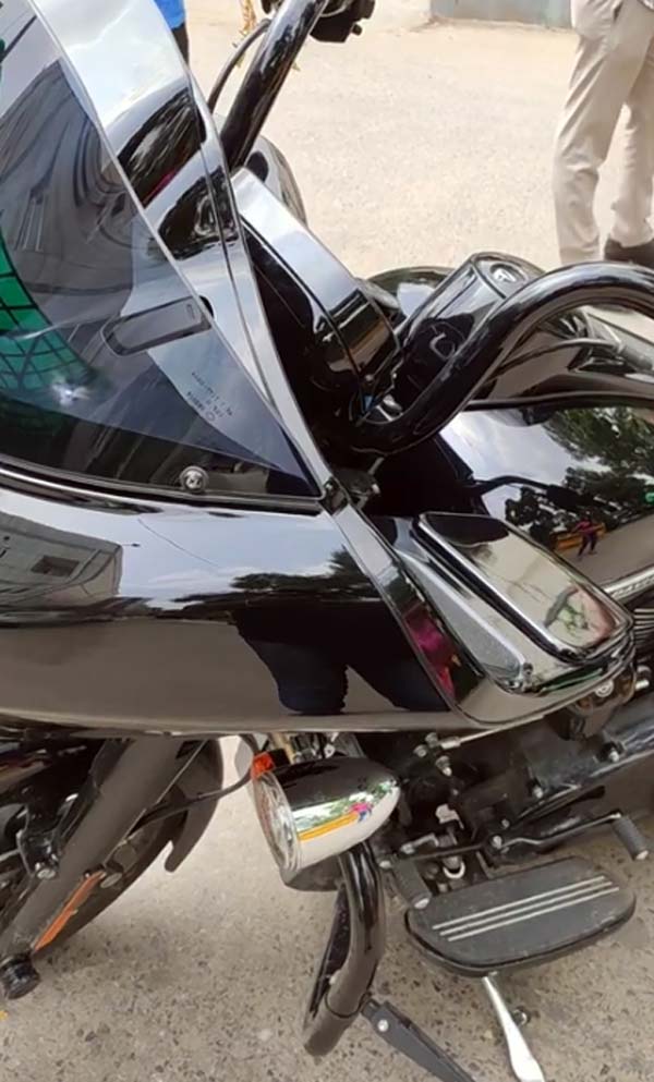 பைக்கில் பாடல் கேட்டதற்காக லைசென்ஸ் பறிமுதல்: விலையுயர்ந்த பைக்கின் உரிமையாளர் வேதனை... இதெல்லாம் ரொம்ப ஓவருங்க!