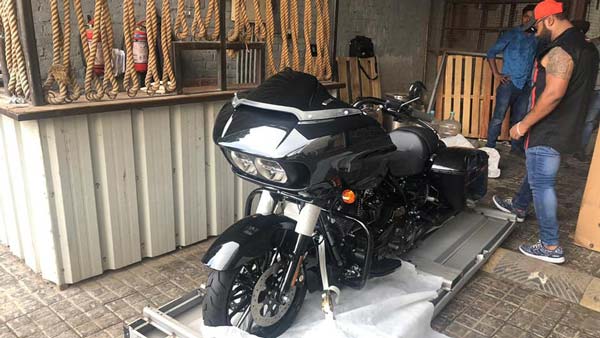 பைக்கில் பாடல் கேட்டதற்காக லைசென்ஸ் பறிமுதல்: விலையுயர்ந்த பைக்கின் உரிமையாளர் வேதனை... இதெல்லாம் ரொம்ப ஓவருங்க!