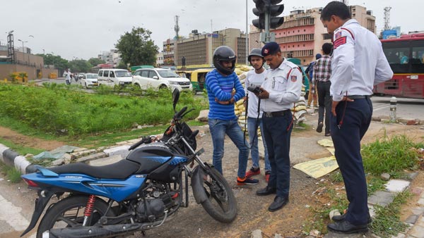 நாட்டிலேயே அதிக அபராதத்தை கட்டிய லாரி டிரைவர்: எவ்வளவு தெரிஞ்சா விதிமீறலை கனவில்கூட நினைக்க மாட்டீங்க!