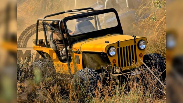 சொந்த செலவில் சூன்யம்: டிக் டாக் வீடியோவுக்காக பல லட்சம் மதிப்புள்ள ஜீப்பை நடுரோட்டில் எரித்த இளைஞர்... வீடியோ!