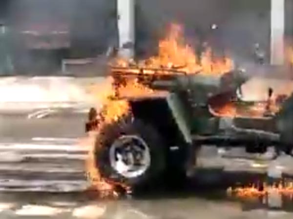 சொந்த செலவில் சூன்யம்: டிக் டாக் வீடியோவுக்காக பல லட்சம் மதிப்புள்ள ஜீப்பை நடுரோட்டில் எரித்த இளைஞர்... வீடியோ!