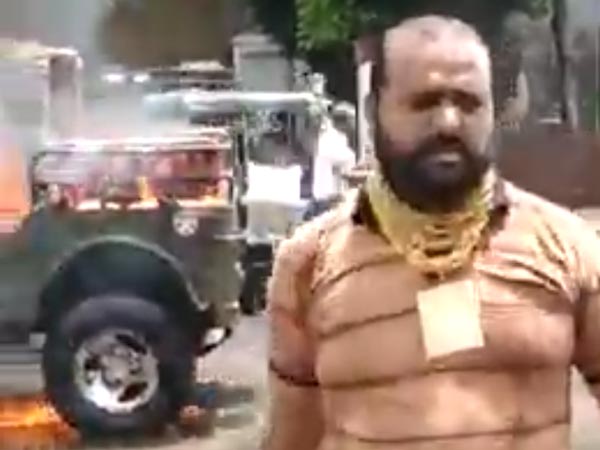 சொந்த செலவில் சூன்யம்: டிக் டாக் வீடியோவுக்காக பல லட்சம் மதிப்புள்ள ஜீப்பை நடுரோட்டில் எரித்த இளைஞர்... வீடியோ!