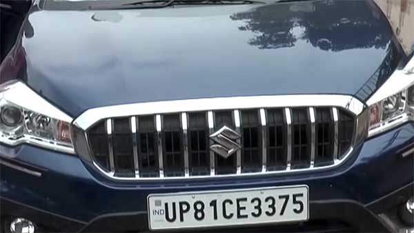 ஹெல்மெட் அணிந்தபடியே காரில் வலம் வரும் இளைஞர்... காரணம் தெரிந்தால் கண்டிப்பா ஷாக் ஆயிடுவீங்க...