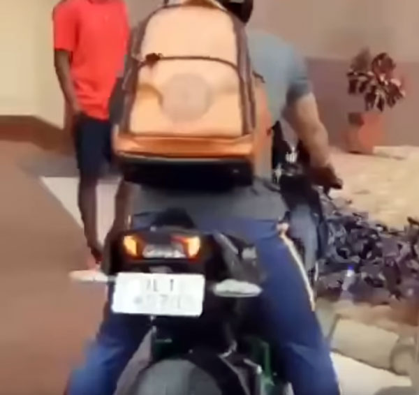 விலையுயர்ந்த பைக்கில் சுற்றி திரிந்த நம்ம 'தல' தோனி... இந்த பைக்கின் விலை எவ்வளவு தெரியுமா...?