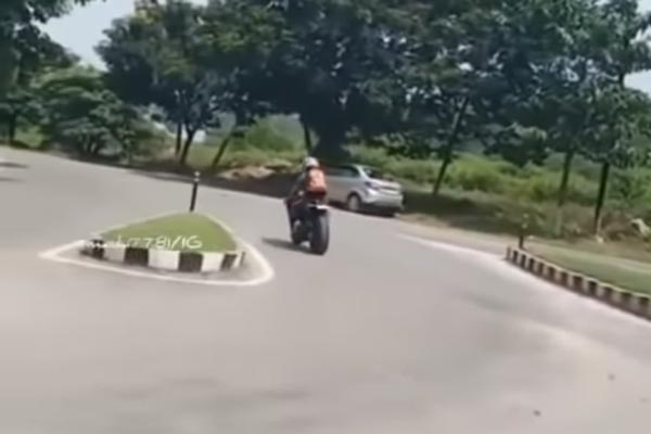 விலையுயர்ந்த பைக்கில் சுற்றி திரிந்த நம்ம 'தல' தோனி... இந்த பைக்கின் விலை எவ்வளவு தெரியுமா...?