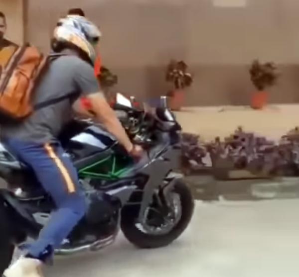 விலையுயர்ந்த பைக்கில் சுற்றி திரிந்த நம்ம 'தல' தோனி... இந்த பைக்கின் விலை எவ்வளவு தெரியுமா...?