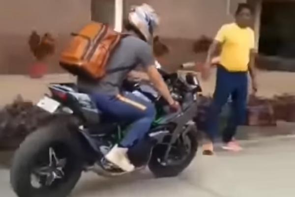 விலையுயர்ந்த பைக்கில் சுற்றி திரிந்த நம்ம 'தல' தோனி... இந்த பைக்கின் விலை எவ்வளவு தெரியுமா...?