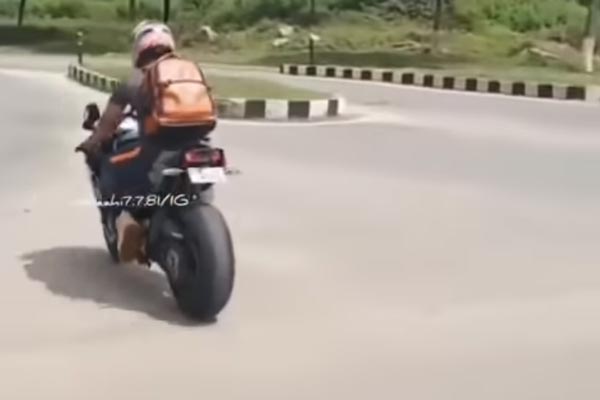 விலையுயர்ந்த பைக்கில் சுற்றி திரிந்த நம்ம 'தல' தோனி... இந்த பைக்கின் விலை எவ்வளவு தெரியுமா...?