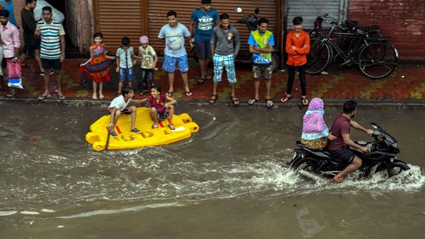 பெருக்கெடுத்த வெள்ளம்: ஒன்று திரண்டு மேம்பாலத்தில் காரை நிறுத்திய மக்கள்: எதற்கு தெரியுமா...?