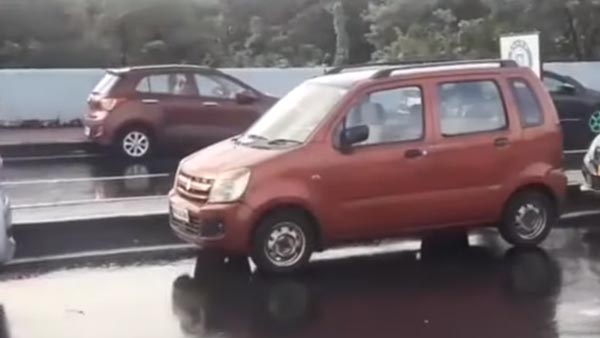 பெருக்கெடுத்த வெள்ளம்: ஒன்று திரண்டு மேம்பாலத்தில் காரை நிறுத்திய மக்கள்: எதற்கு தெரியுமா...?