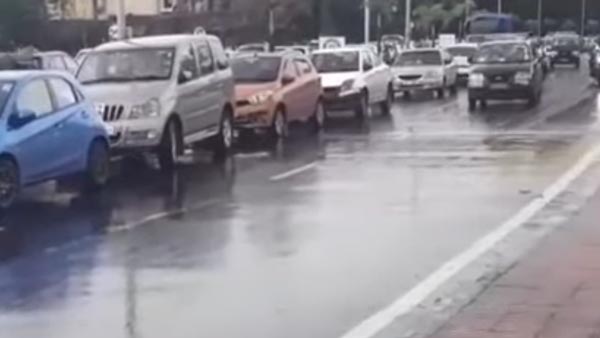 பெருக்கெடுத்த வெள்ளம்: ஒன்று திரண்டு மேம்பாலத்தில் காரை நிறுத்திய மக்கள்: எதற்கு தெரியுமா...?