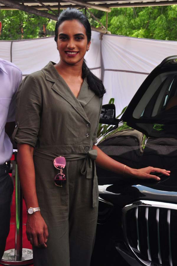 பிவி சிந்துவுக்கு பல லட்சம் மதிப்புள்ள கார் பரிசு... வழங்கிய பிரபலங்கள் யார் தெரியுமா...?