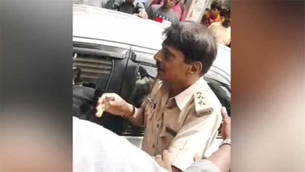 மதுபோதையில் ஆர்டிஓ ஆய்வாளர் செய்த காரியத்தால் பரபரப்பு: விரட்டி பிடித்த பொதுமக்கள்... வீடியோ!