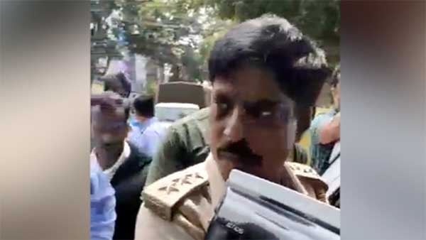 மதுபோதையில் ஆர்டிஓ ஆய்வாளர் செய்த காரியத்தால் பரபரப்பு: விரட்டி பிடித்த பொதுமக்கள்... வீடியோ!