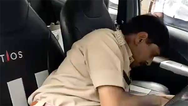 மதுபோதையில் ஆர்டிஓ ஆய்வாளர் செய்த காரியத்தால் பரபரப்பு: விரட்டி பிடித்த பொதுமக்கள்... வீடியோ!