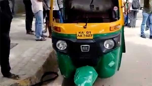 மதுபோதையில் ஆர்டிஓ ஆய்வாளர் செய்த காரியத்தால் பரபரப்பு: விரட்டி பிடித்த பொதுமக்கள்... வீடியோ!