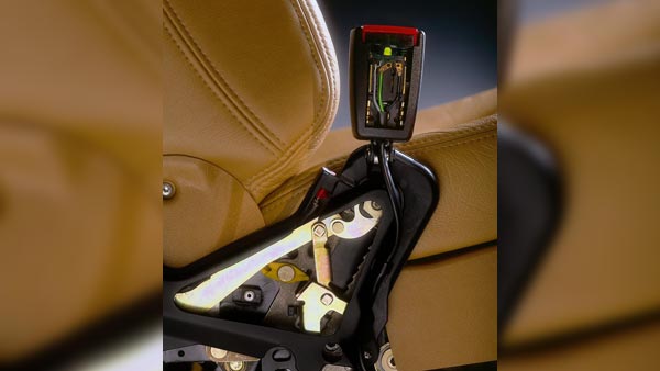 யாருக்குமே தெரிவதில்லை... காரில் செல்லும் போது இதை செய்ய தவறினால் உங்களை யாராலும் காப்பாற்ற முடியாது