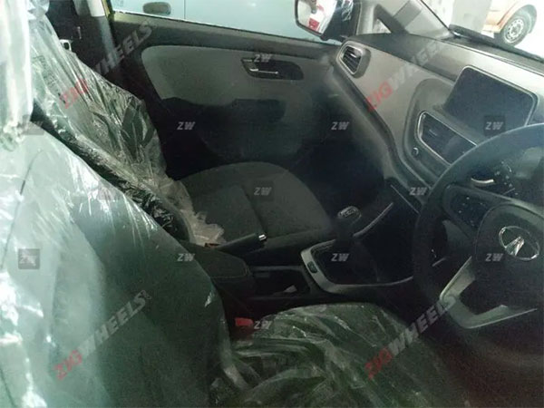 புதிய டாடா அல்ட்ராஸ் காரின் இன்டீரியர் ஸ்பை படம்!