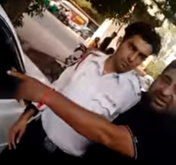 போலீசுக்கு எதிராக ஒன்று கூடிய பொதுமக்கள்... வீடியோ வெளியிட்டு பாடம் கற்பித்த பெண்!!!