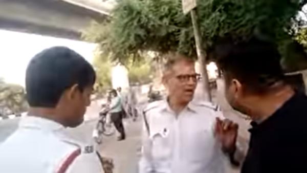 போலீசுக்கு எதிராக ஒன்று கூடிய பொதுமக்கள்... வீடியோ வெளியிட்டு பாடம் கற்பித்த பெண்!!!