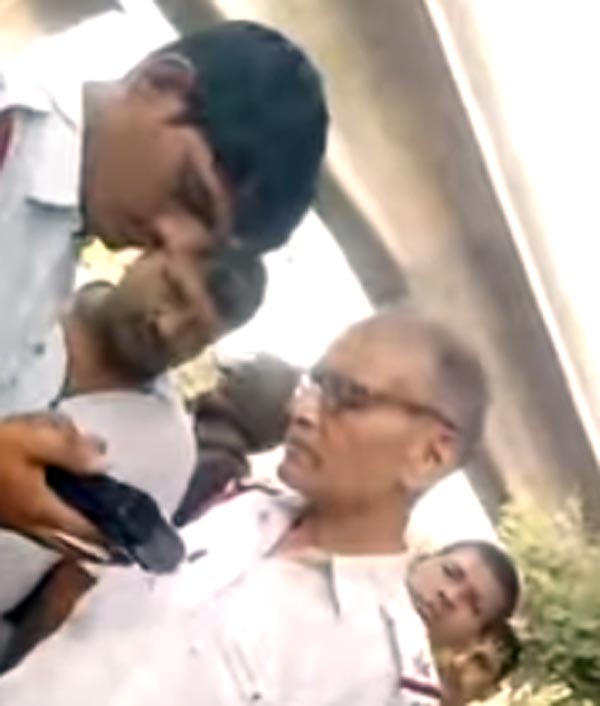 போலீசுக்கு எதிராக ஒன்று கூடிய பொதுமக்கள்... வீடியோ வெளியிட்டு பாடம் கற்பித்த பெண்!!!