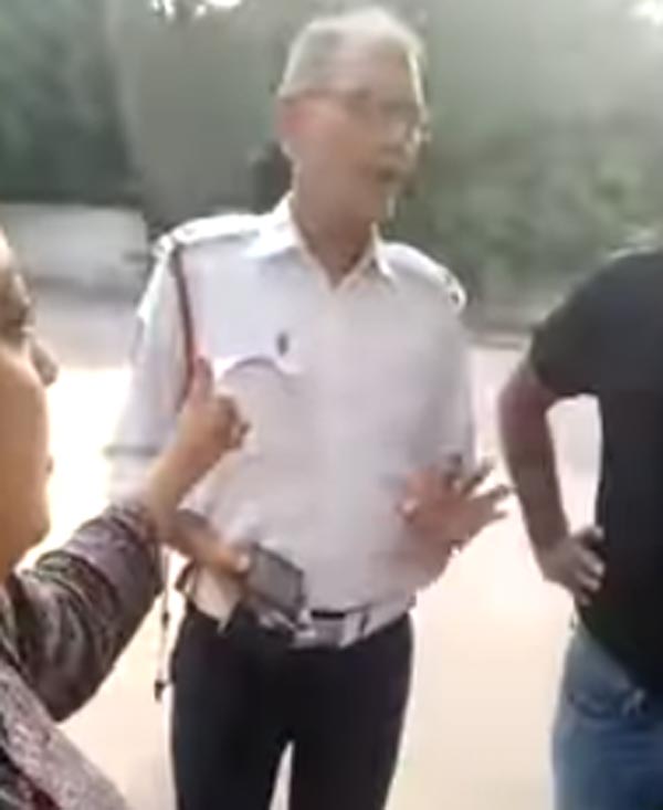 போலீசுக்கு எதிராக ஒன்று கூடிய பொதுமக்கள்... வீடியோ வெளியிட்டு பாடம் கற்பித்த பெண்!!!