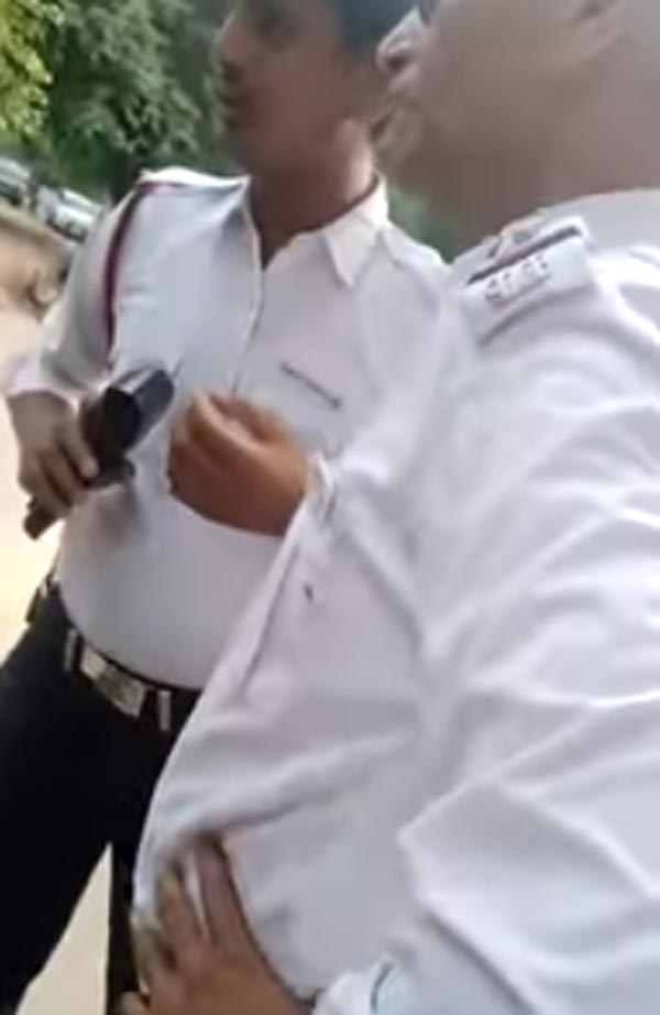 போலீசுக்கு எதிராக ஒன்று கூடிய பொதுமக்கள்... வீடியோ வெளியிட்டு பாடம் கற்பித்த பெண்!!!