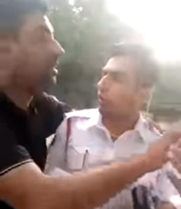 போலீசுக்கு எதிராக ஒன்று கூடிய பொதுமக்கள்... வீடியோ வெளியிட்டு பாடம் கற்பித்த பெண்!!!