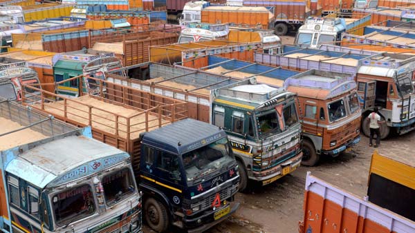 நாட்டிலேயே அதிக அபராதத்தை கட்டிய லாரி டிரைவர்: எவ்வளவு தெரிஞ்சா விதிமீறலை கனவில்கூட நினைக்க மாட்டீங்க!